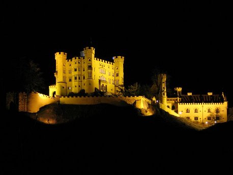 Schloss Hohenschwangau bei Nacht nahe bei Ferienwohnung Füssen Forggensee